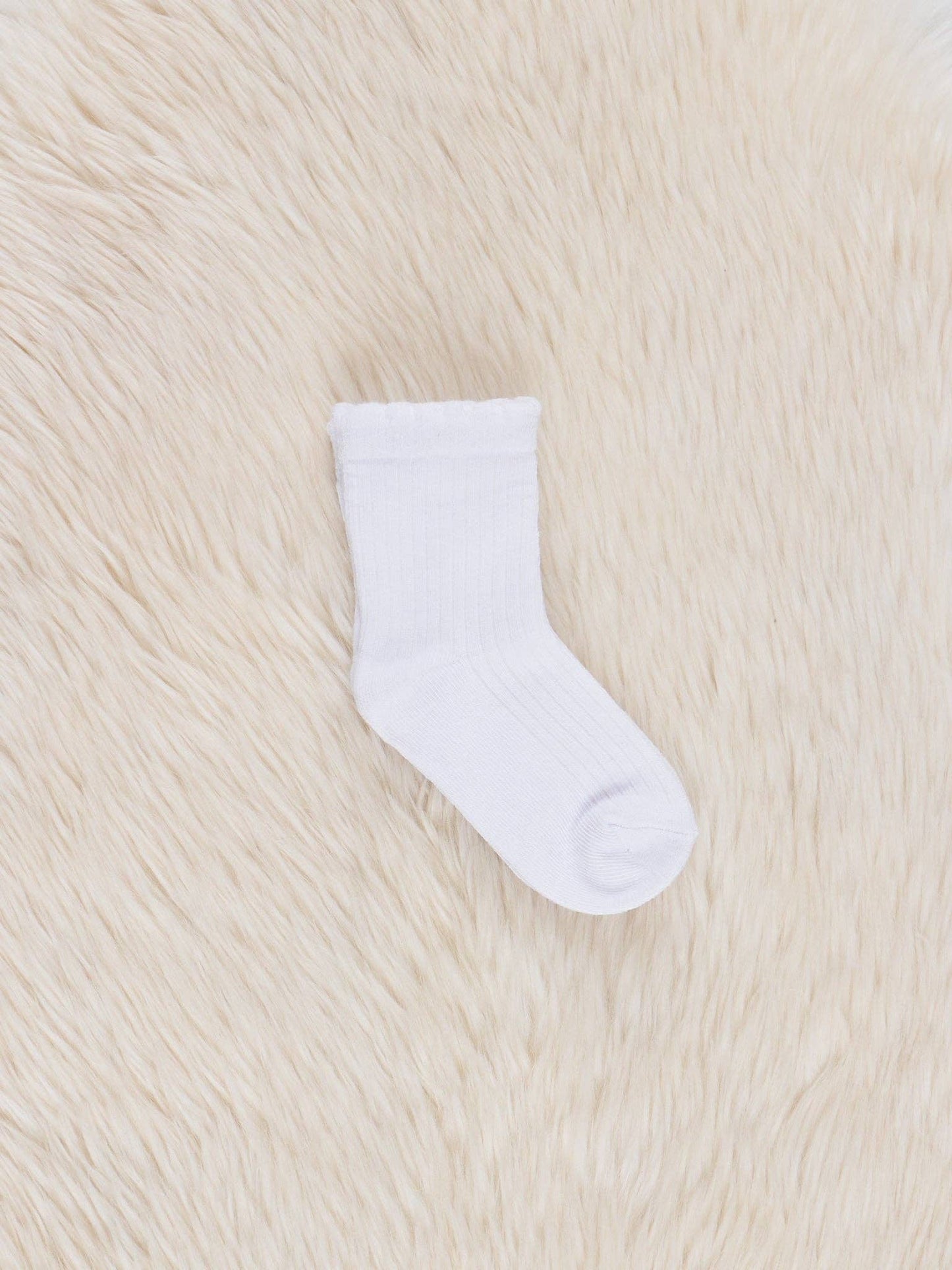 Scallop Hem Crew Socks: Off-White